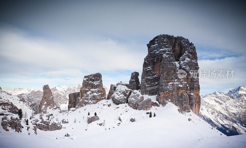 Cortina d'Ampezzo 的 Cinque Torri Massive 景观